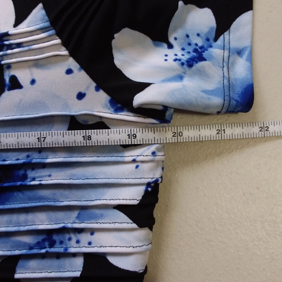 ~~ON HOLD ~~ Calvin Klein Floral Short Sleeve Top - Picture 3 of 6